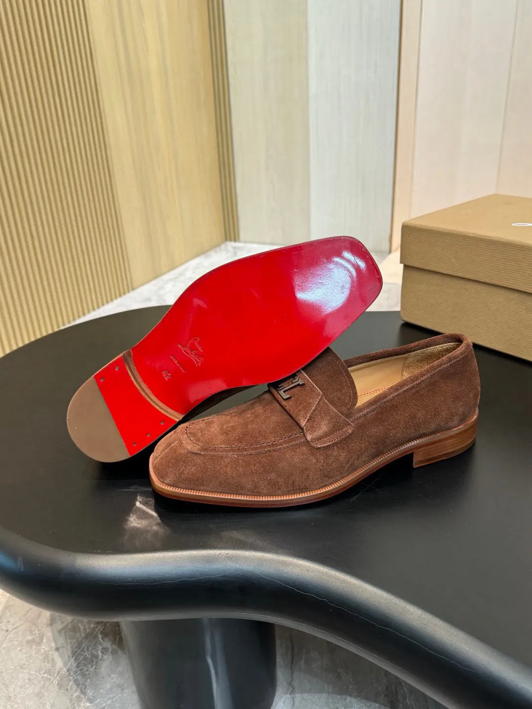 💰960 Christia*.Loubouti*🆑High-end men’s business formal leather shoes｜Classic red-soled shoes｜Original imported first-layer cowhide｜Iconic rivet decoration｜Water-dyed cowhide lining｜Italian imported red cowhide outsole｜High-end luxury｜Perfect interpretation of fashion, sunshine, style, suitable for various occasions Size: 39-44 (customized at 38.45.46)✅